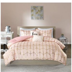 King comforter and 2 shams